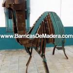 Camello hecho con duelas de barricas usadas, decoración con duelas de barricas.